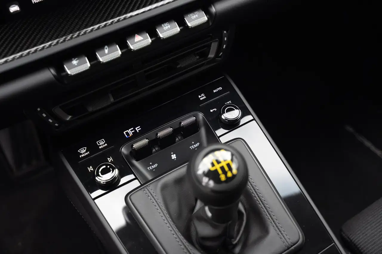 Porsche 911 - Image 32