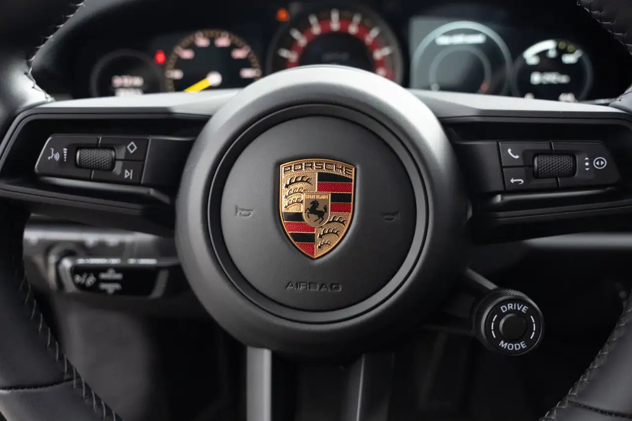 Porsche 911 - Image 27