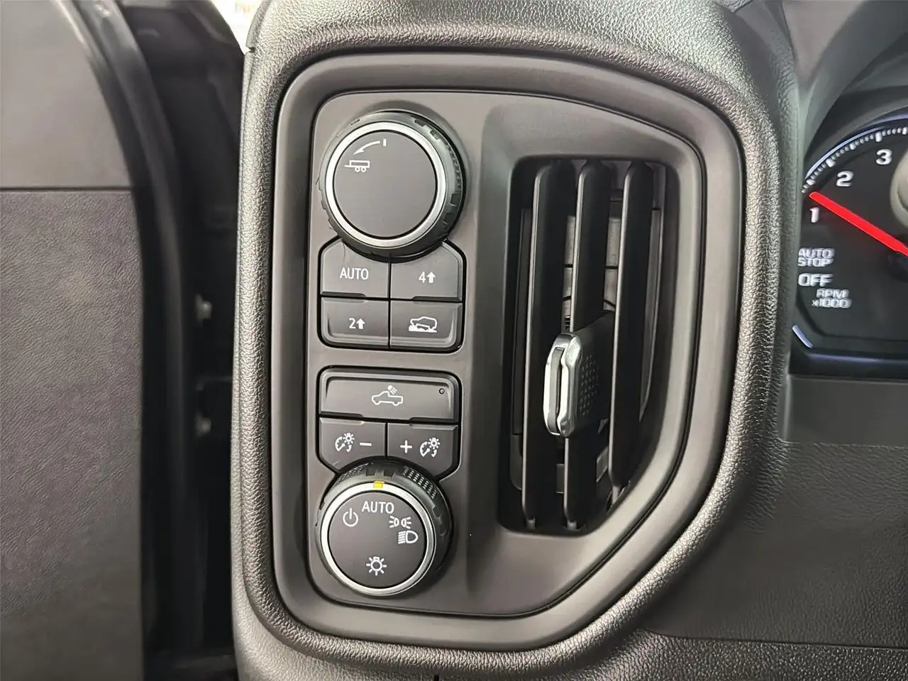 Chevrolet Silverado 1500 - Image 15