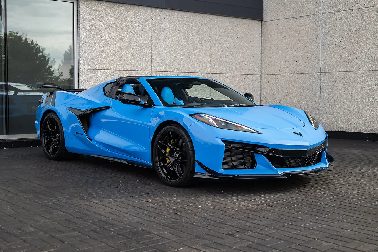 Chevrolet Corvette - Image 12