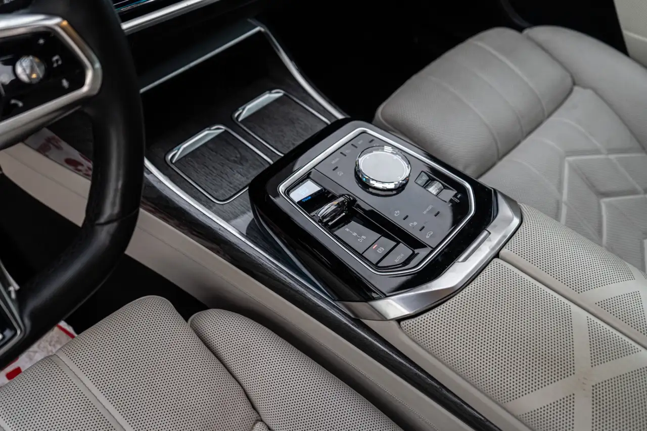 BMW i7 - Image 9