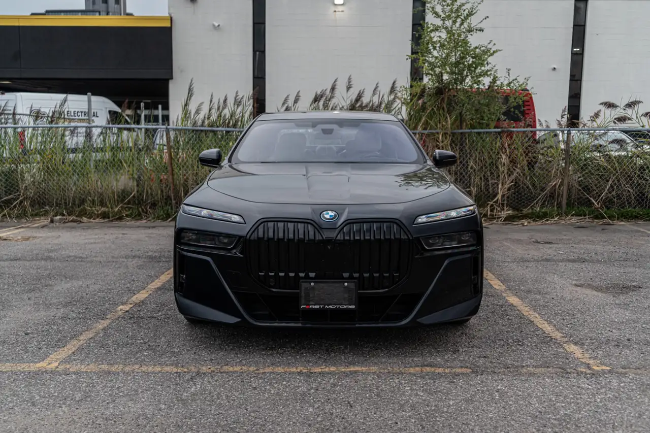BMW i7 - Image 2