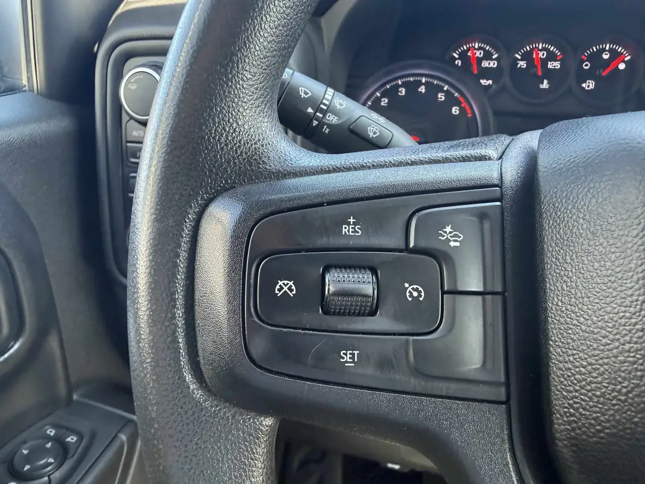 Chevrolet Silverado 1500 - Image 23