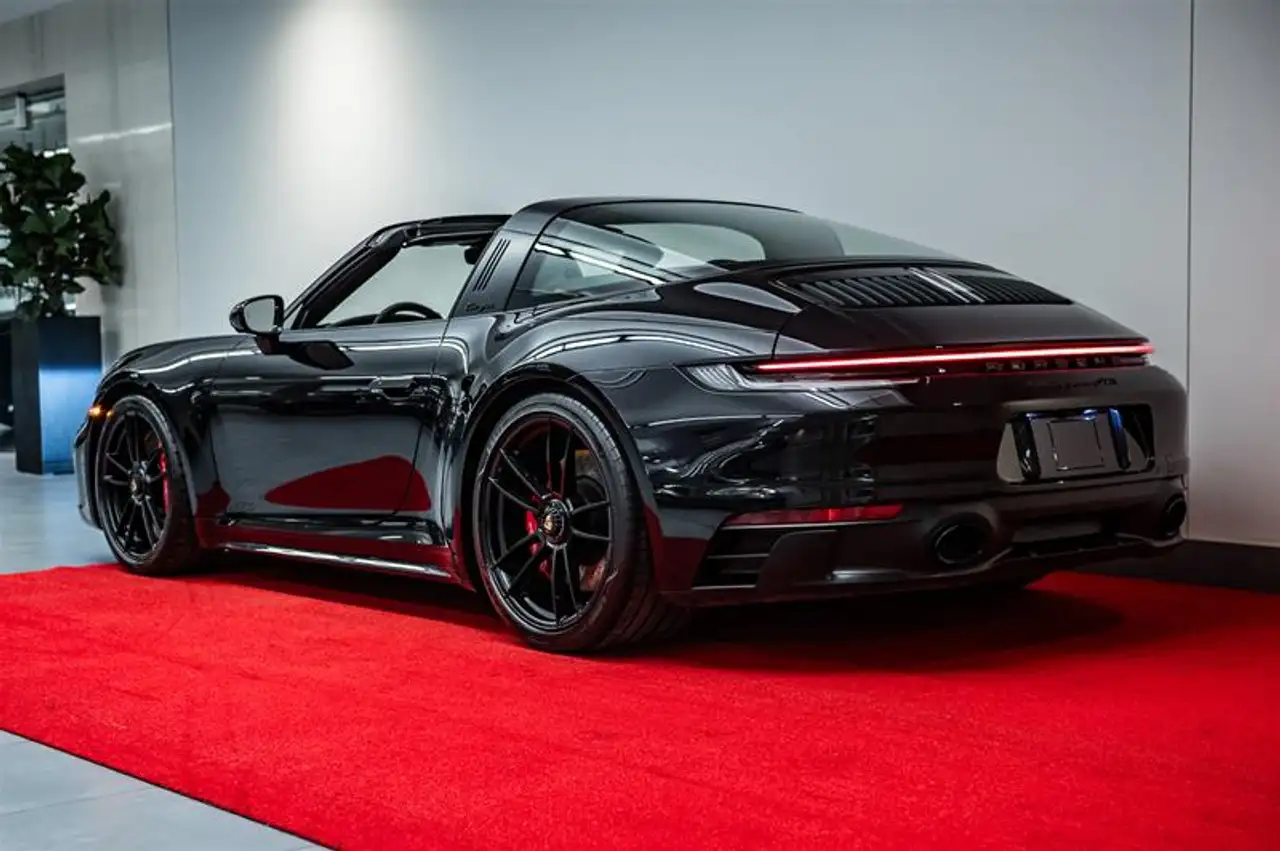 Porsche 911 - Image 33