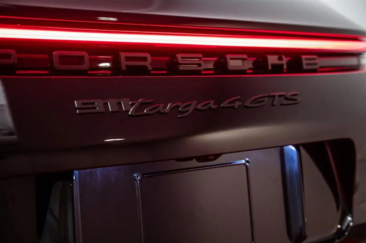 Porsche 911 - Image 16