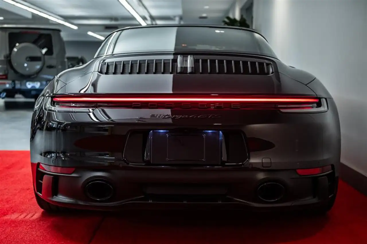 Porsche 911 - Image 13