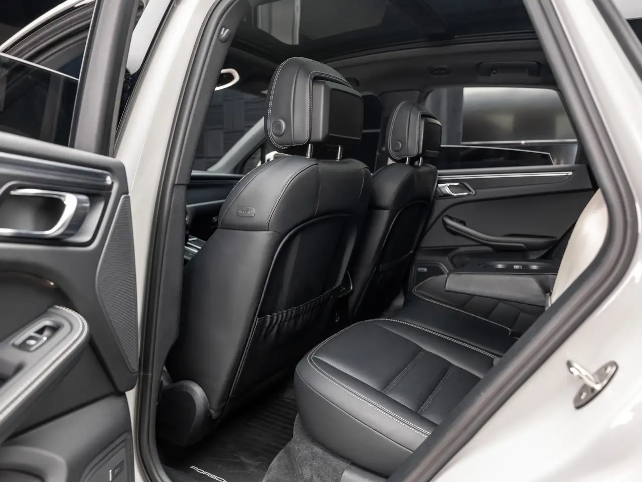 Porsche Macan - Image 25