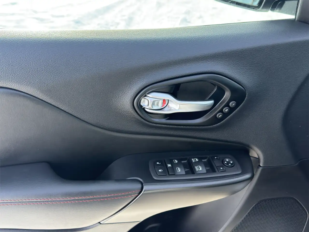 Jeep Cherokee - Image 17
