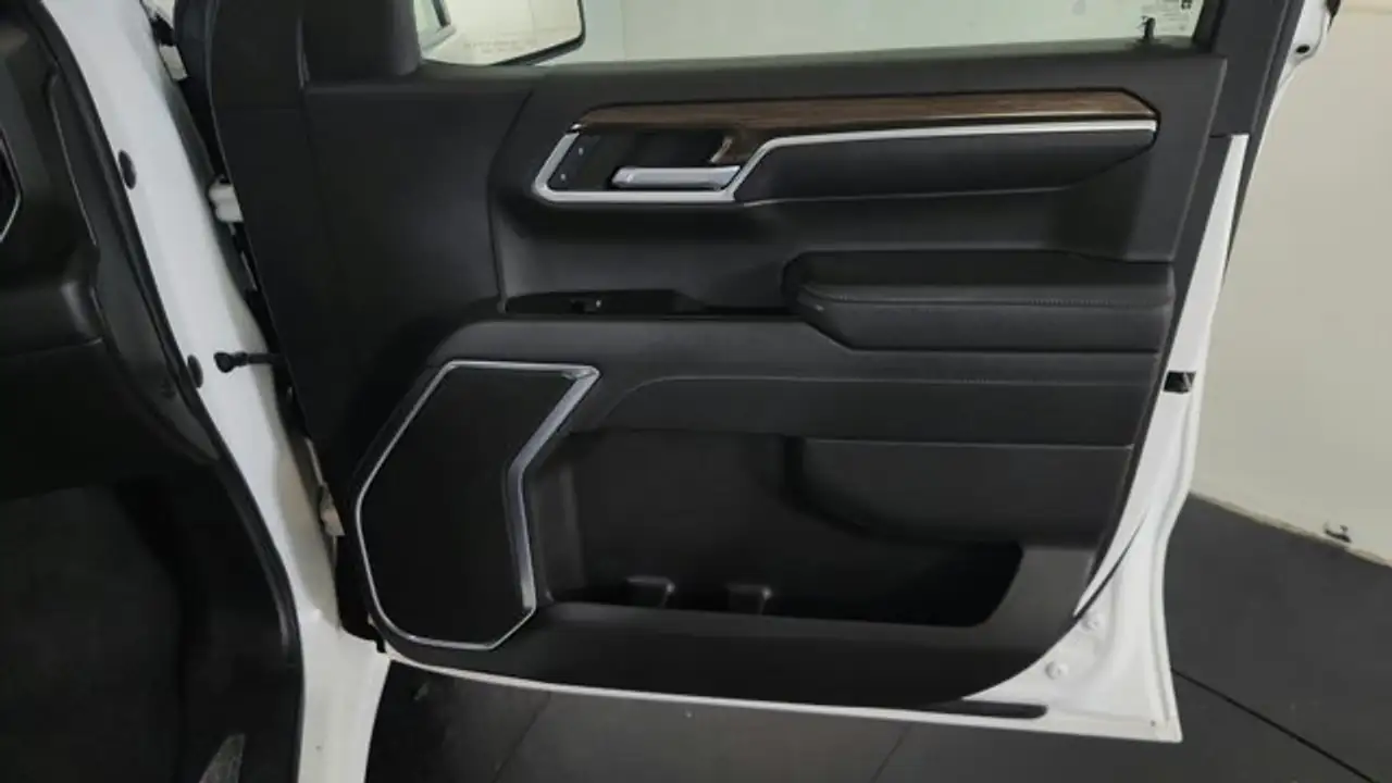 Chevrolet Silverado 1500 - Image 11