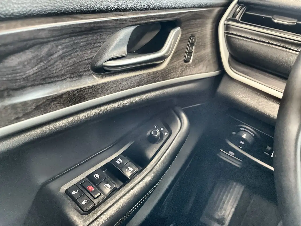 Jeep Grand Cherokee - Image 21