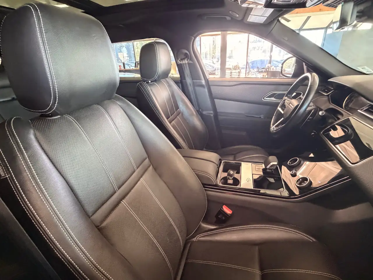Land Rover Range Rover Velar - Image 11