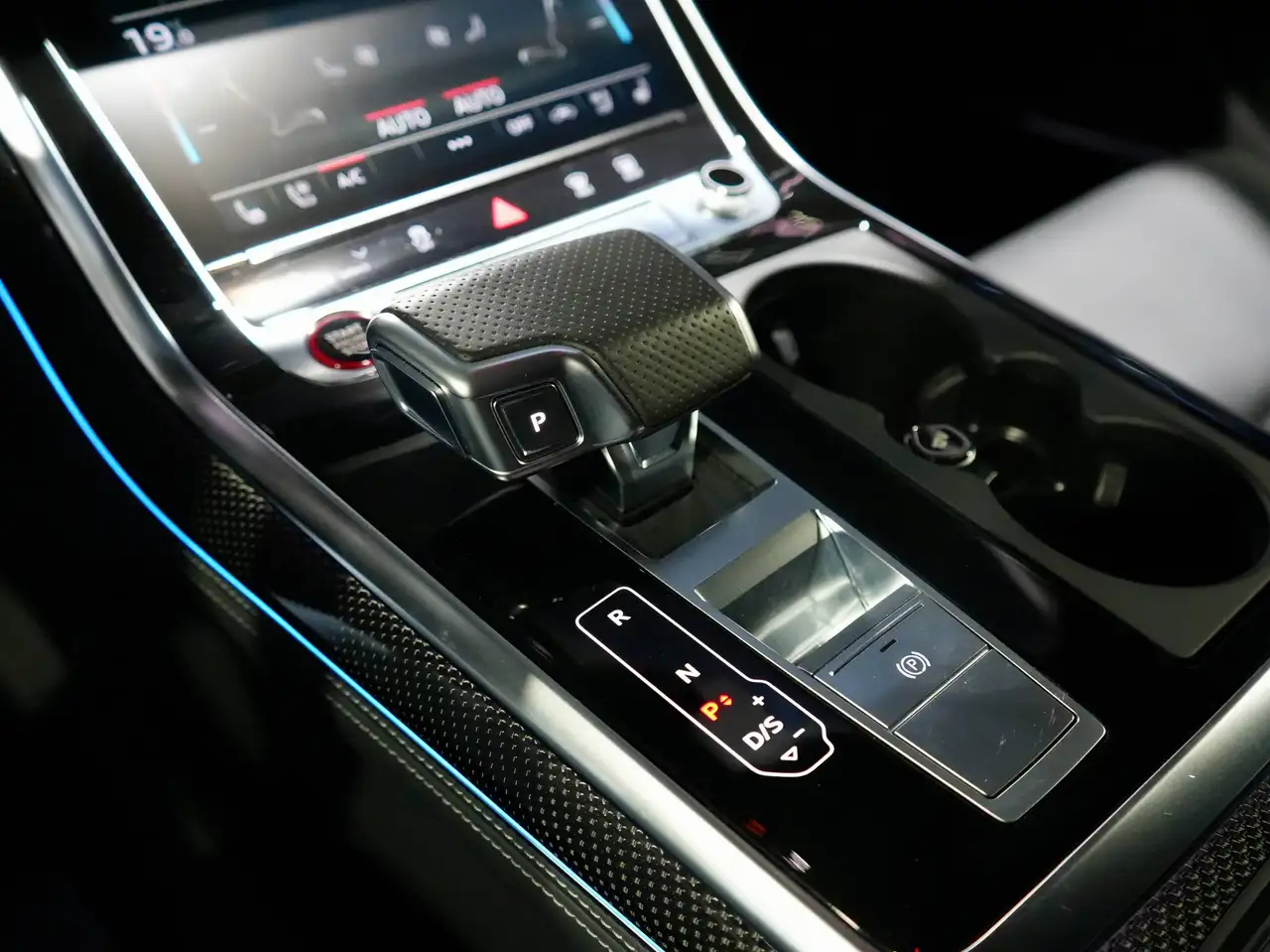 Audi SQ8 - Image 21