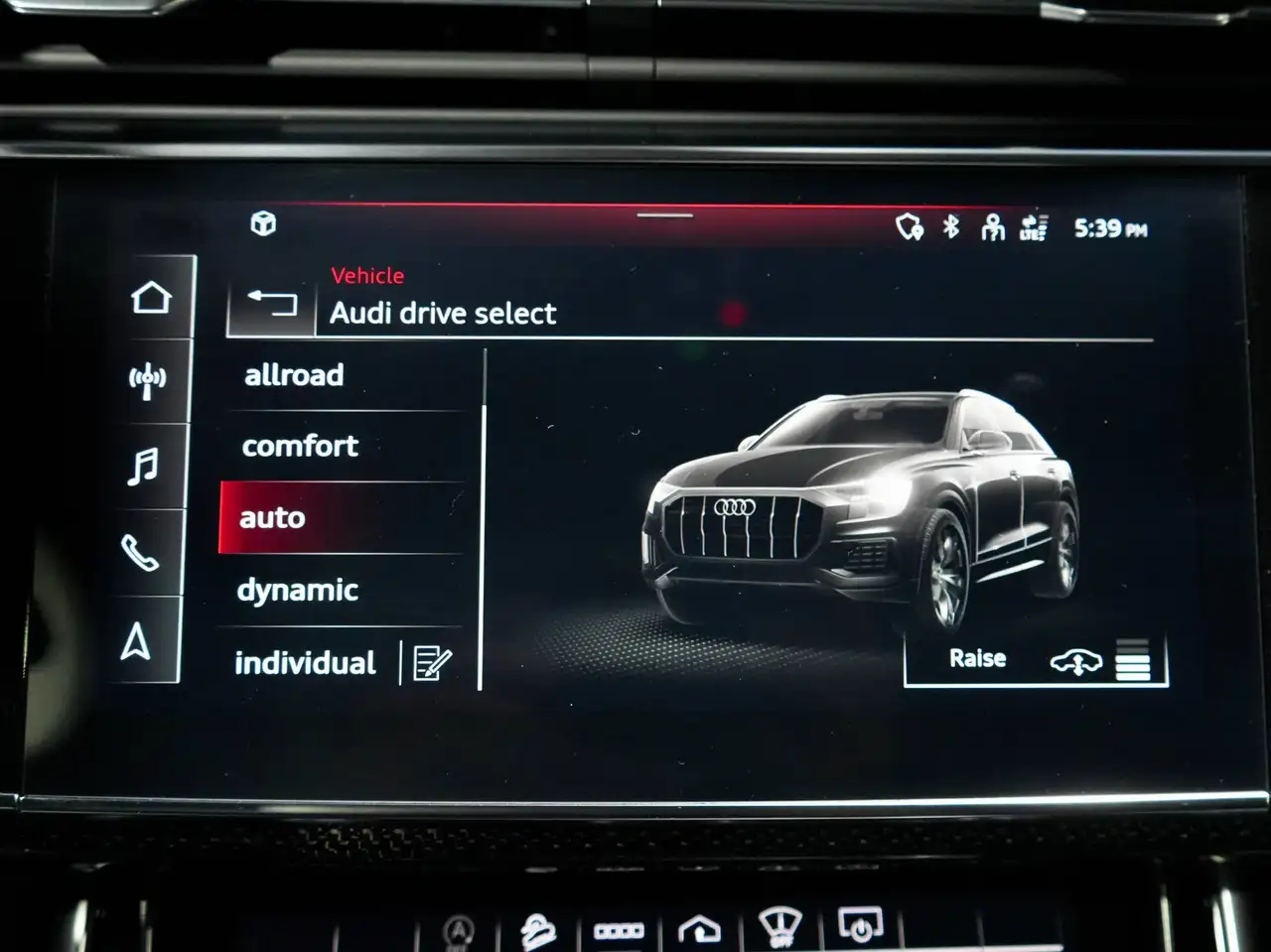 Audi SQ8 - Image 26