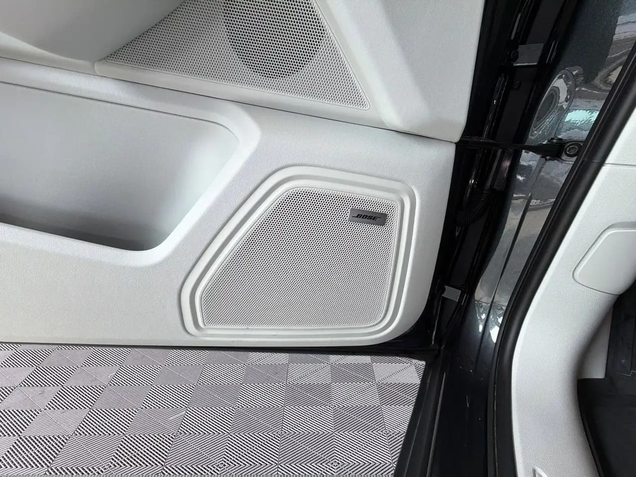 Porsche Macan - Image 23