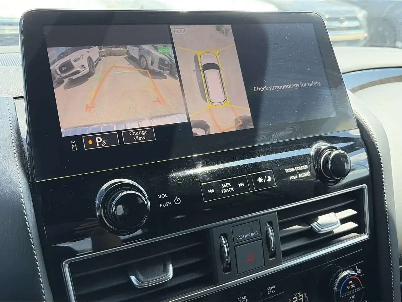 Infiniti QX80 - Image 25