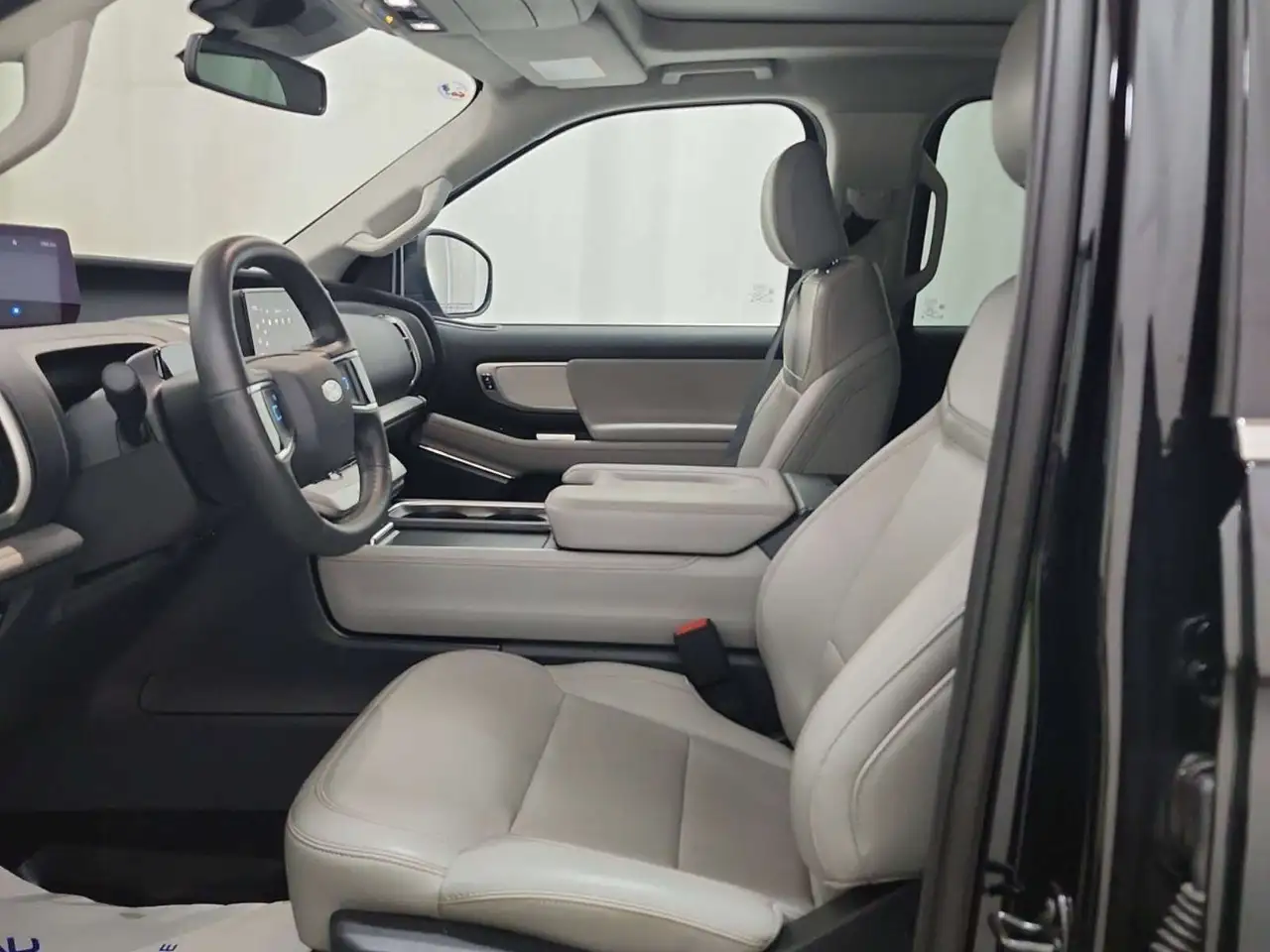 Ford Expedition - Image 8