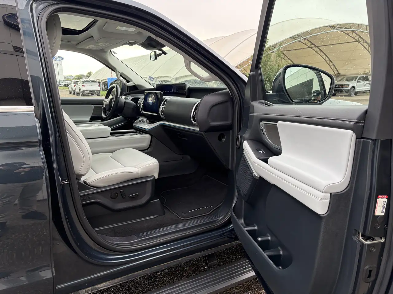Ford Expedition - Image 13