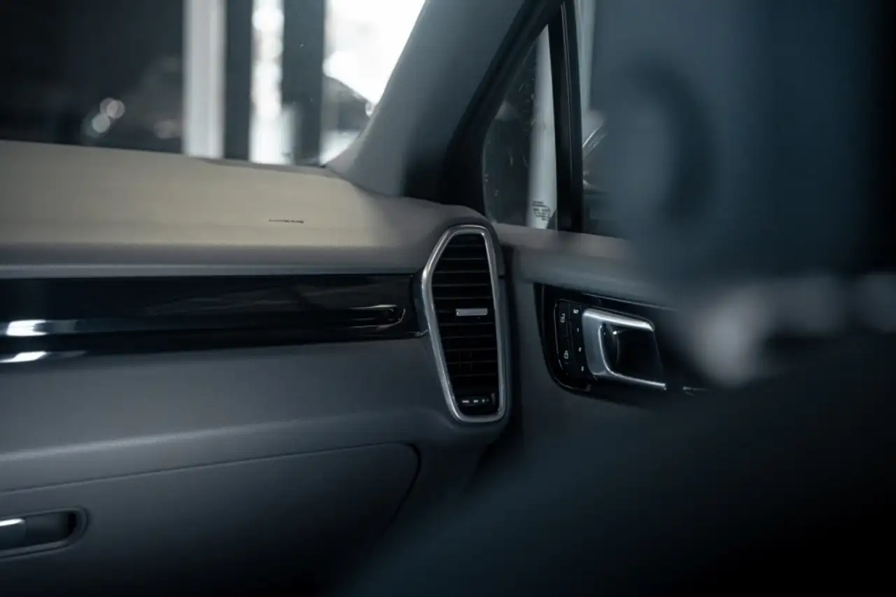 Porsche Cayenne - Image 14