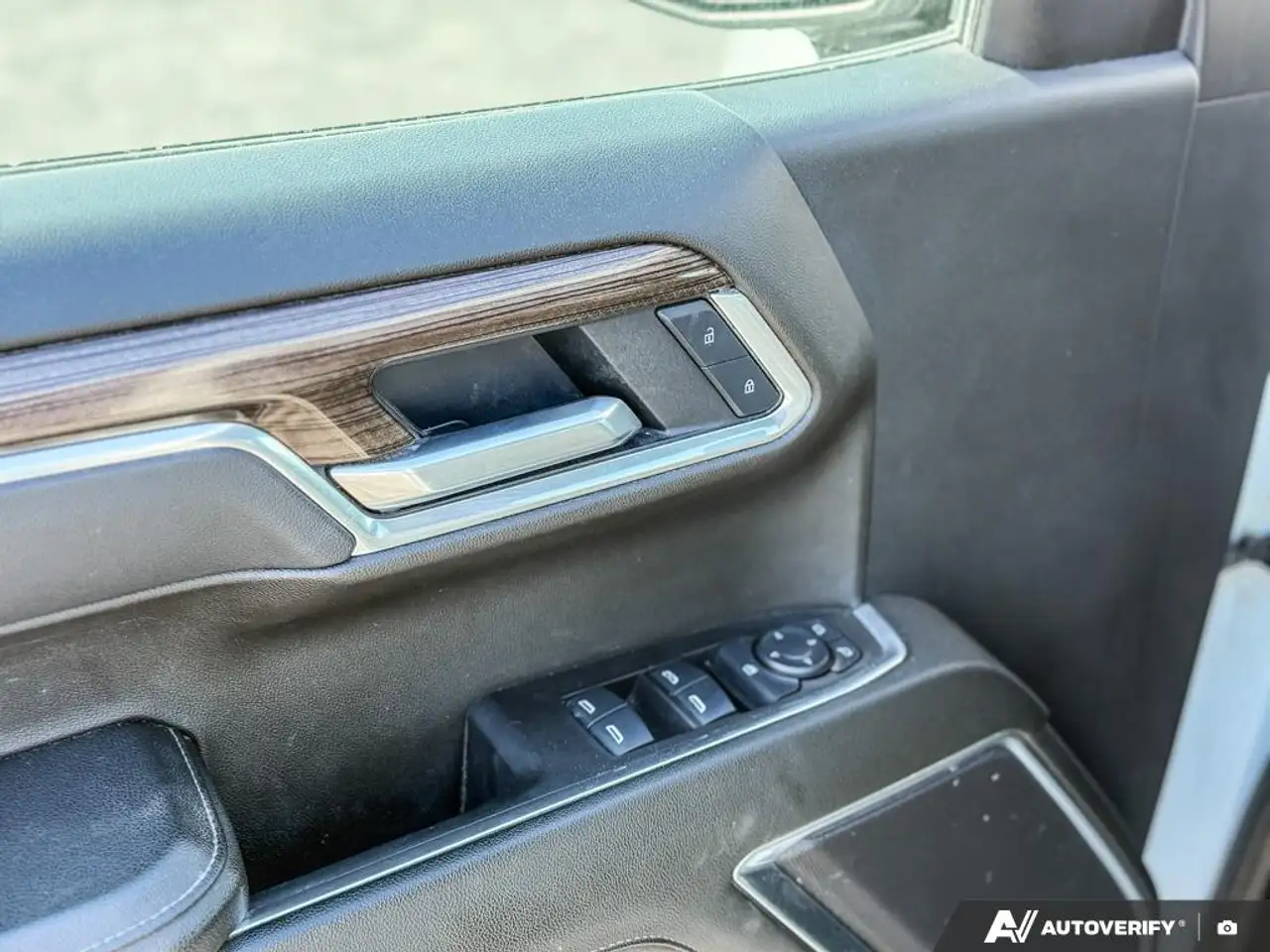 Chevrolet Silverado 1500 - Image 10