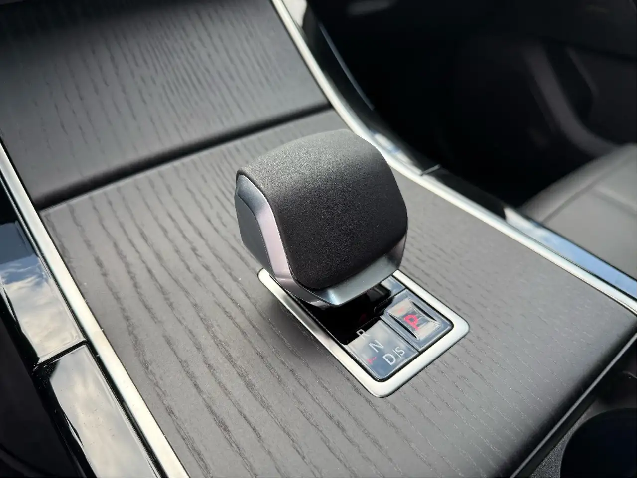 Land Rover Range Rover Velar - Image 18