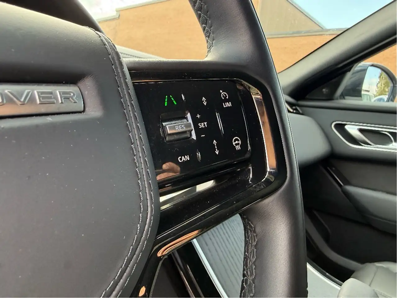 Land Rover Range Rover Velar - Image 15