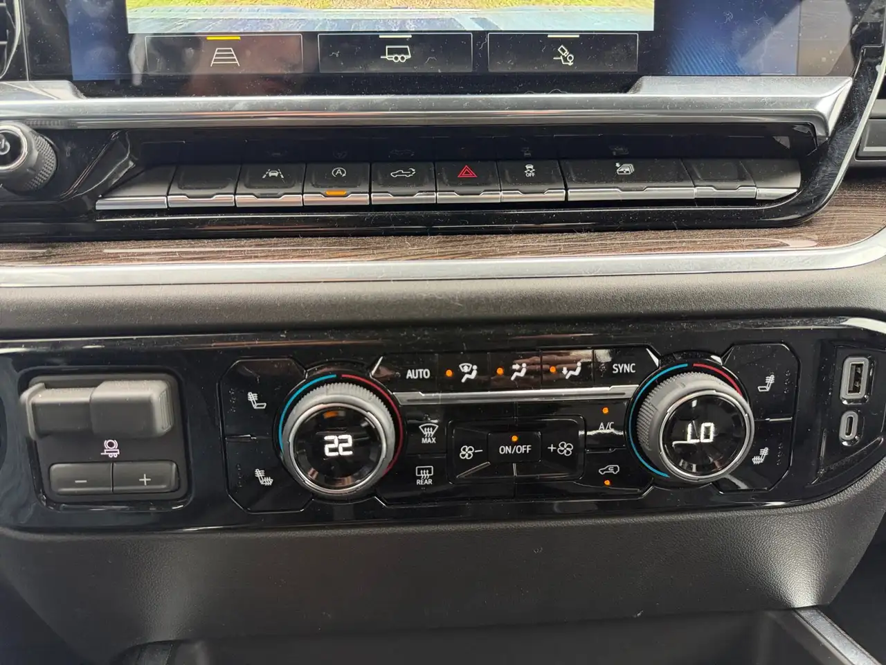 Chevrolet Silverado 1500 - Image 19