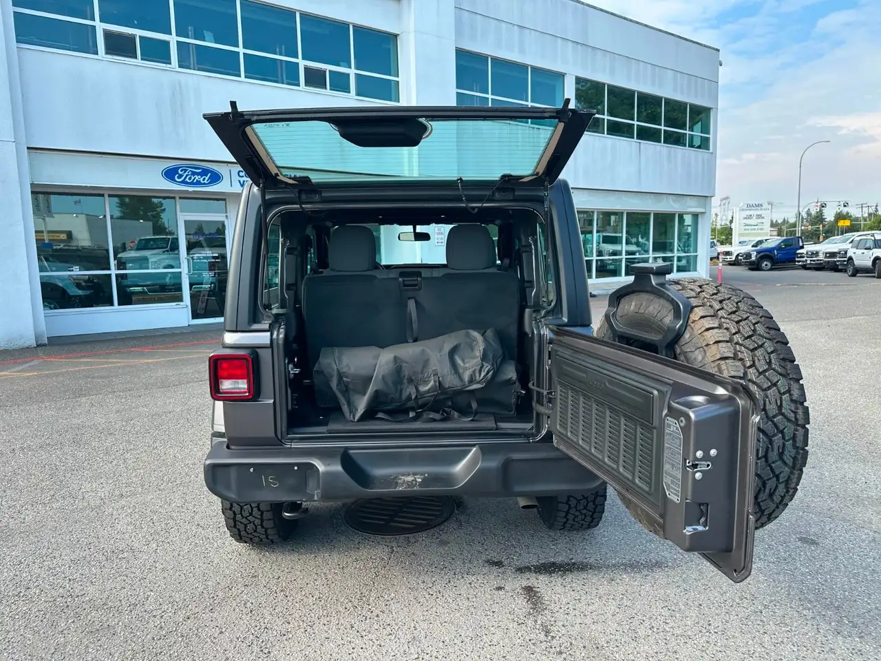 Jeep Wrangler - Image 11