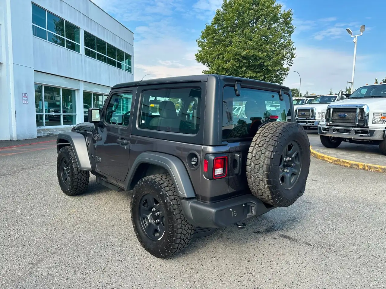 Jeep Wrangler - Image 12