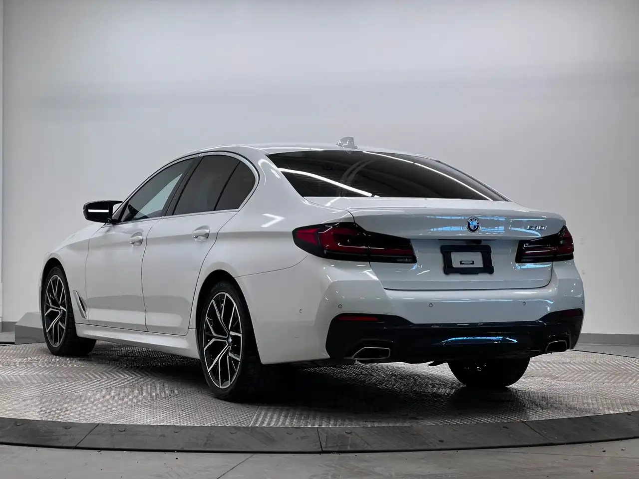 BMW 5 Series - Image 3
