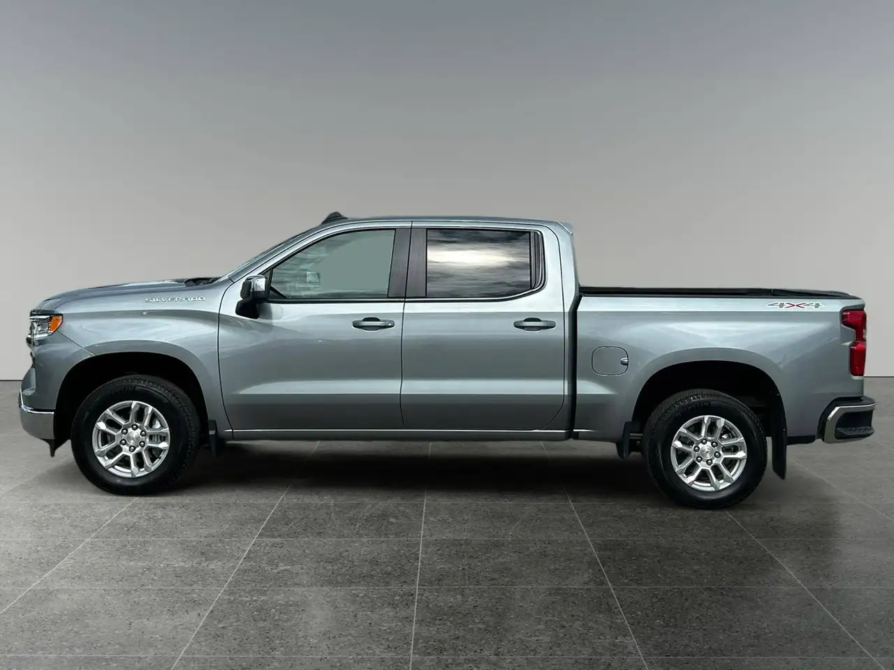 Chevrolet Silverado 1500 - Image 2