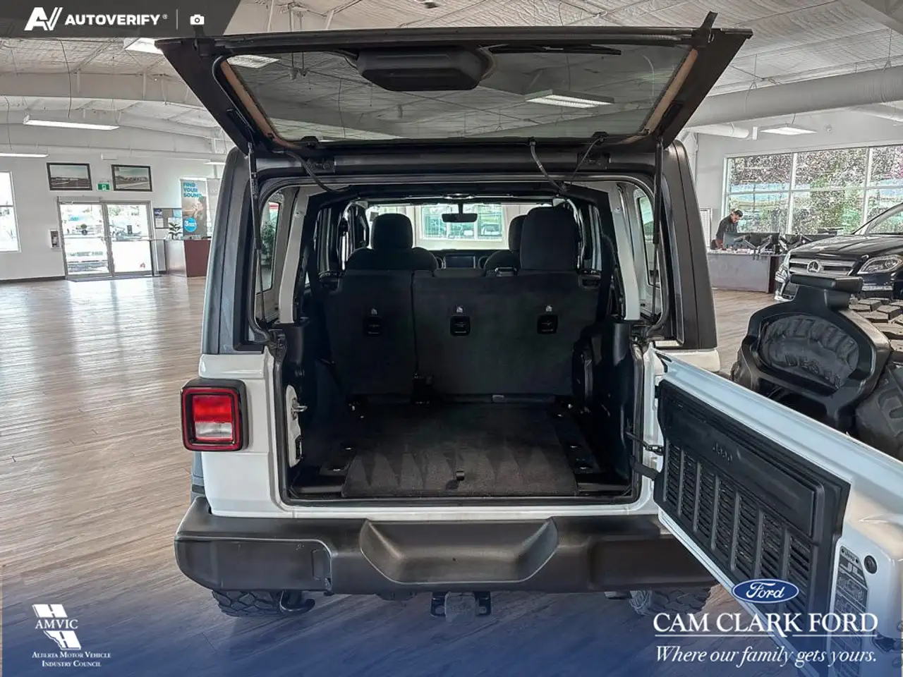 Jeep Wrangler - Image 12