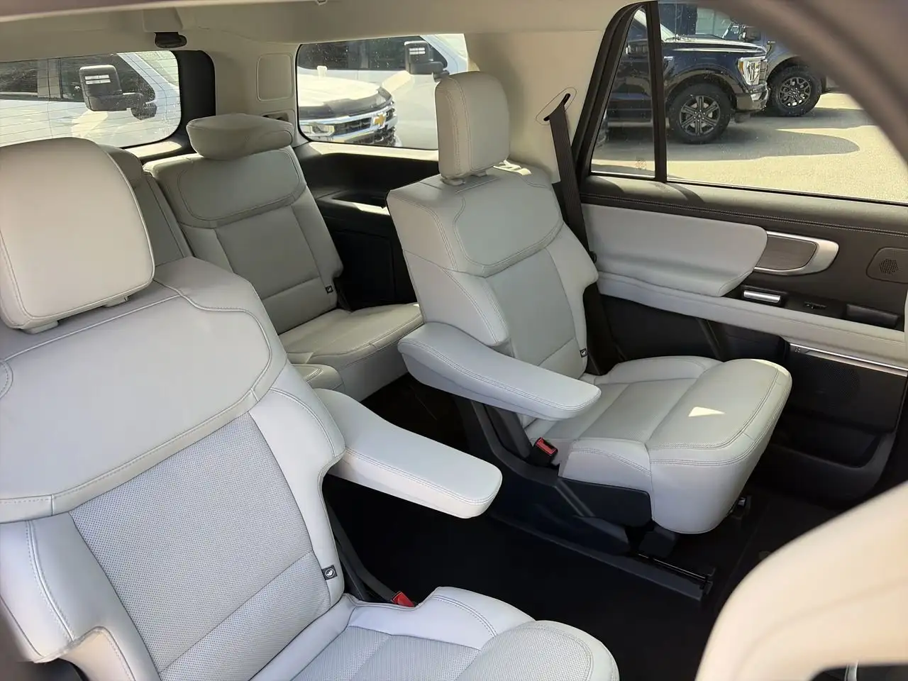 Ford Expedition - Image 21