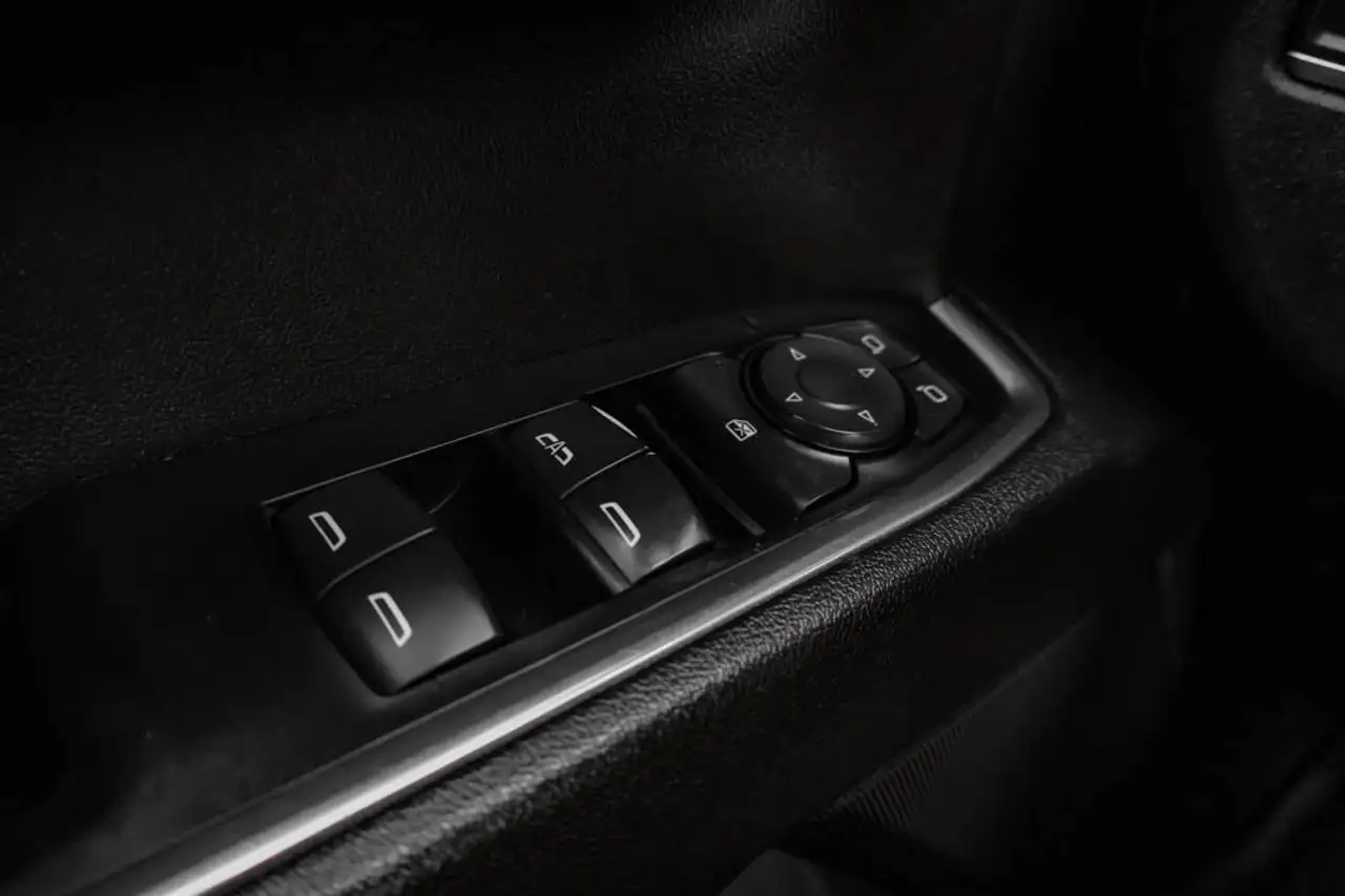 Chevrolet Silverado 1500 - Image 16