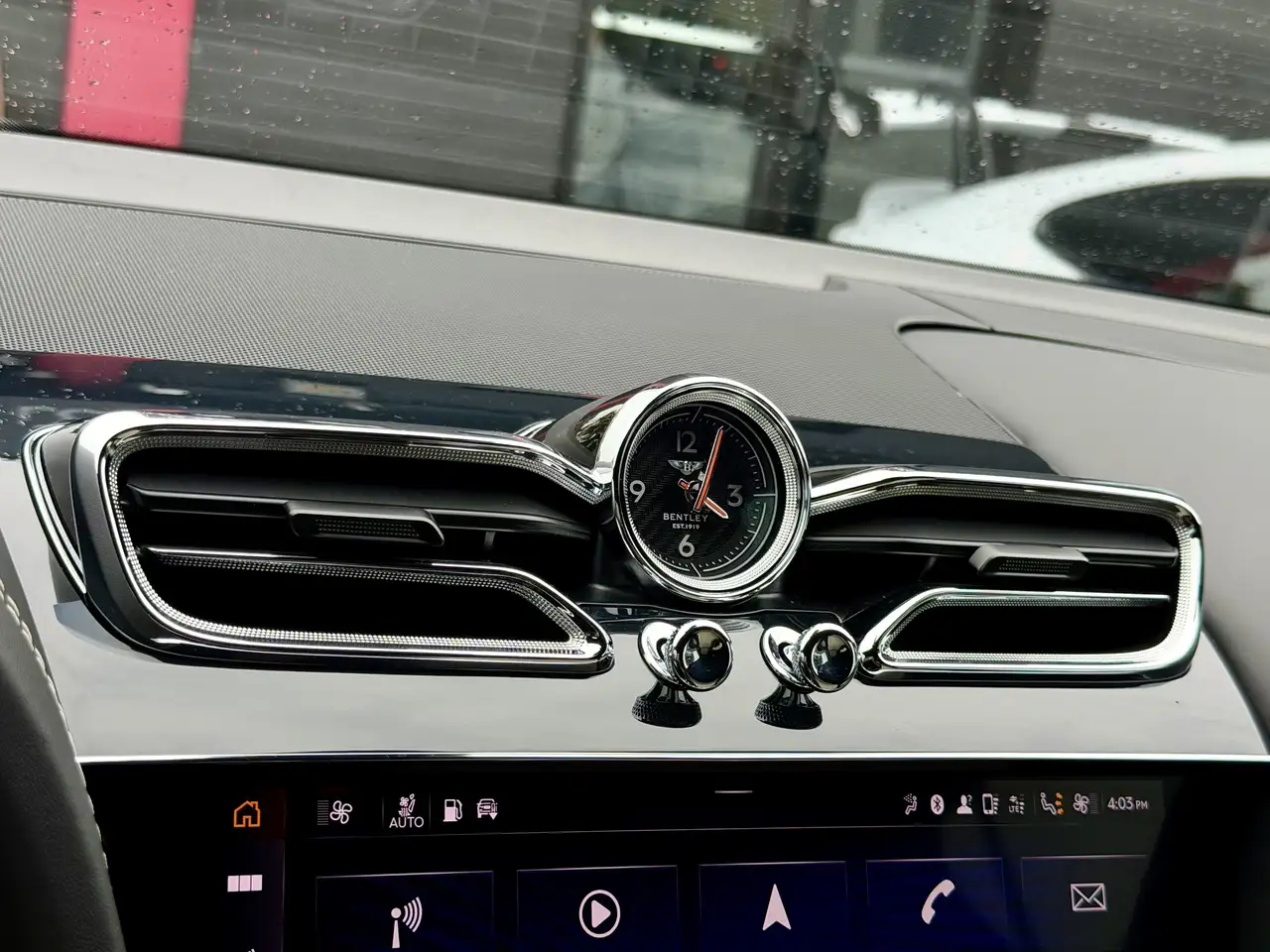 Bentley Bentayga - Image 35