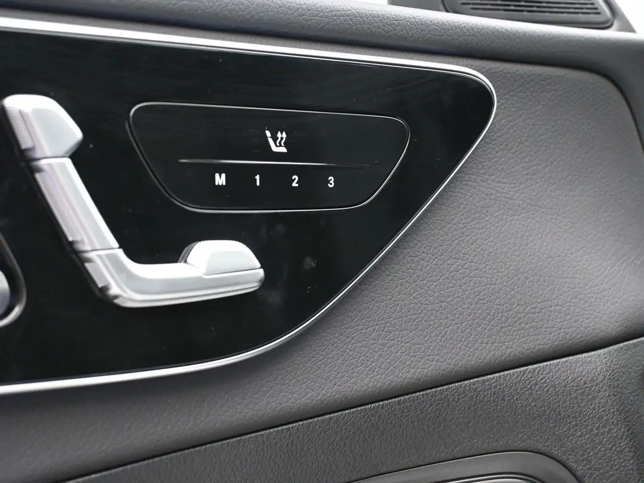 Mercedes-Benz C-Class - Image 13