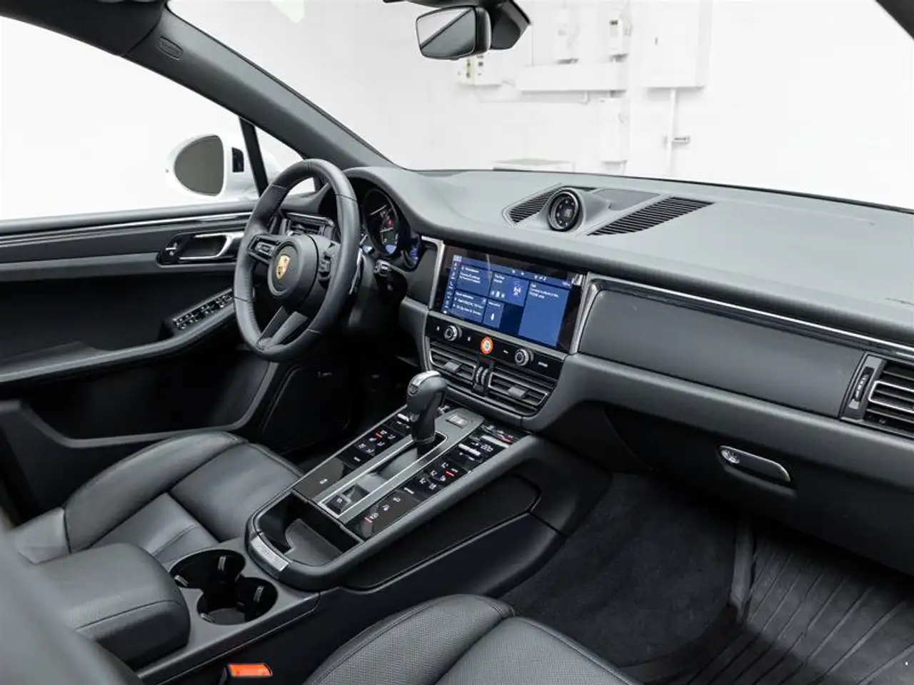 Porsche Macan - Image 33