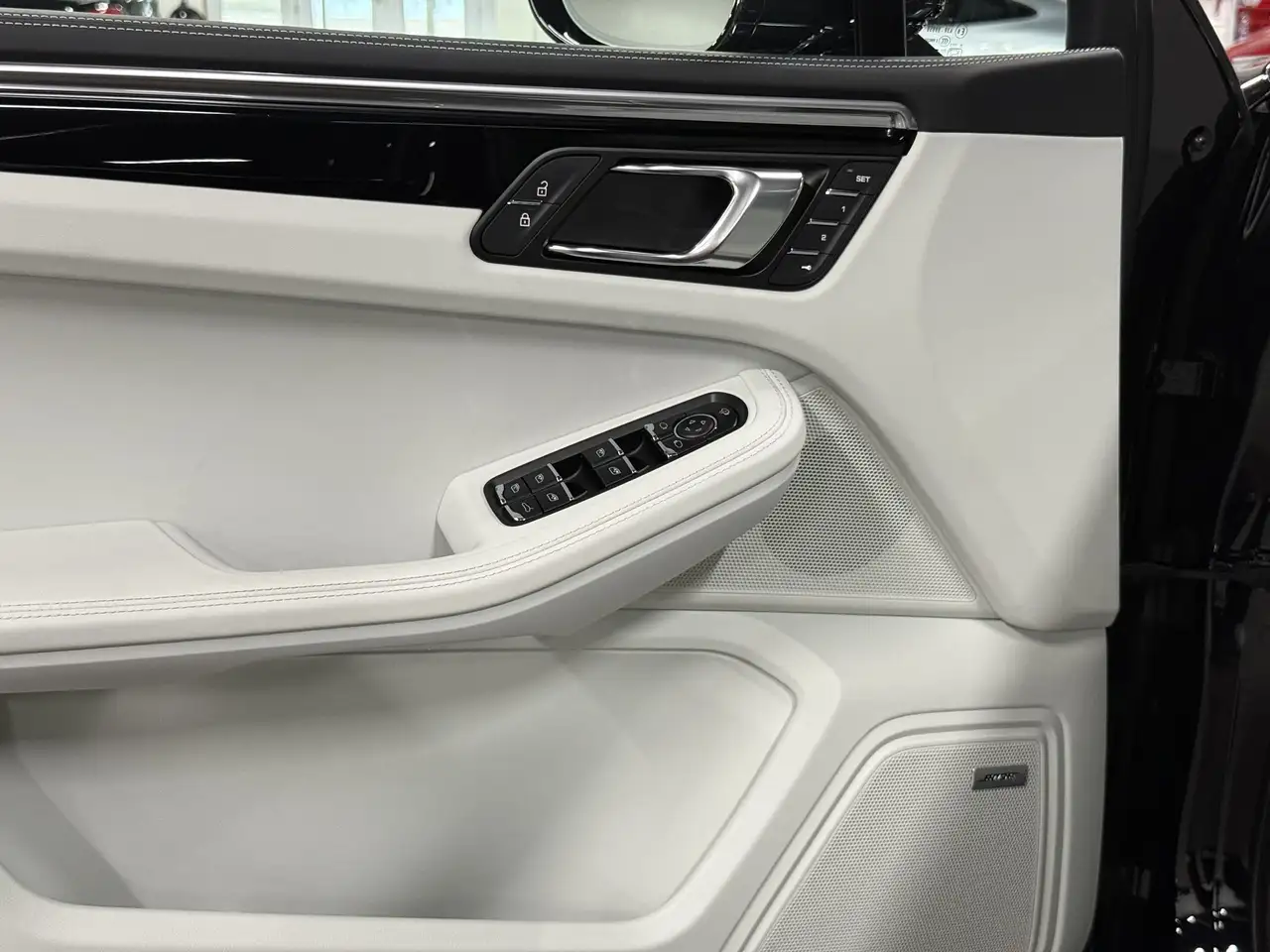 Porsche Macan - Image 23