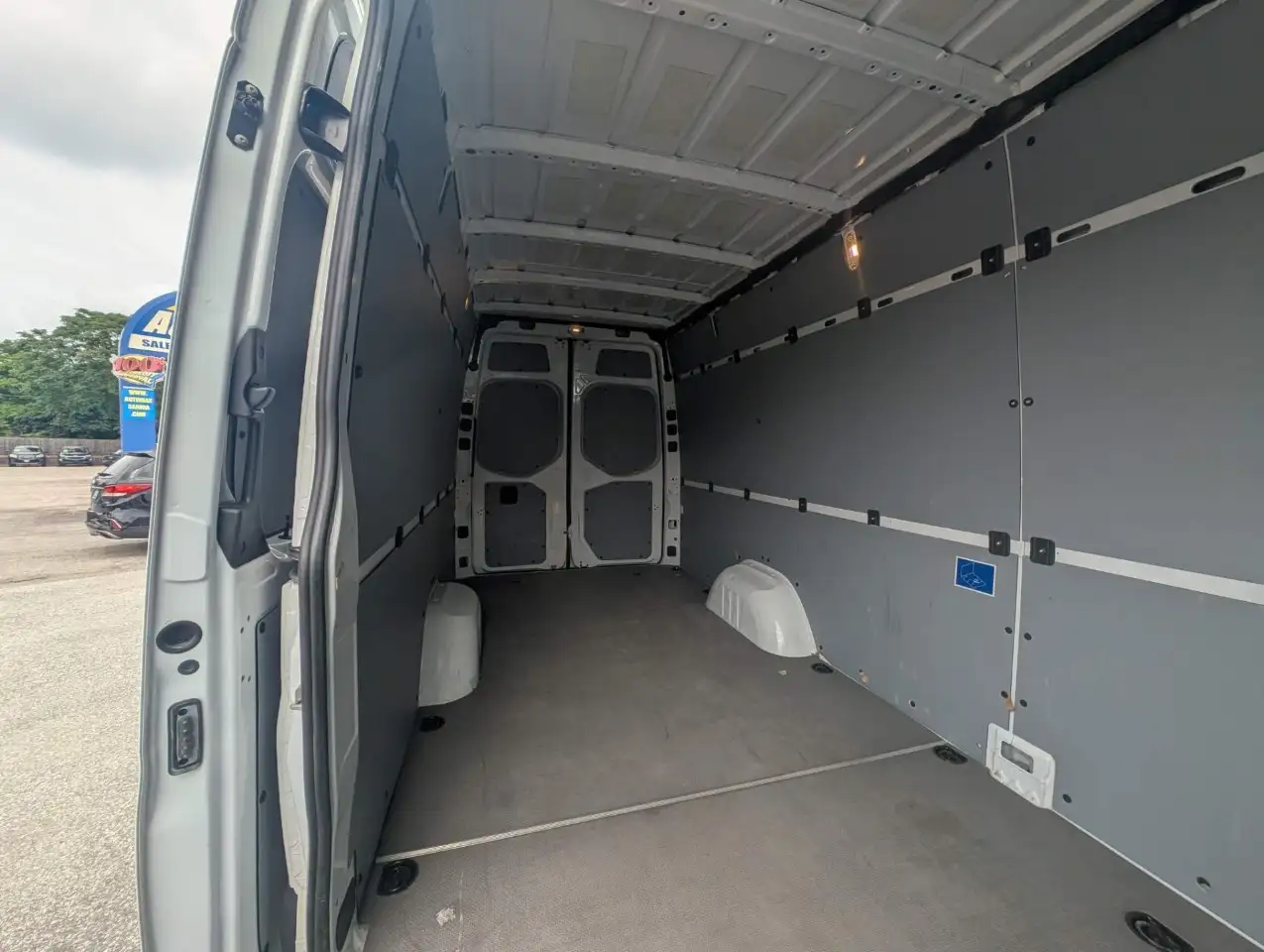 Mercedes-Benz Sprinter - Image 23