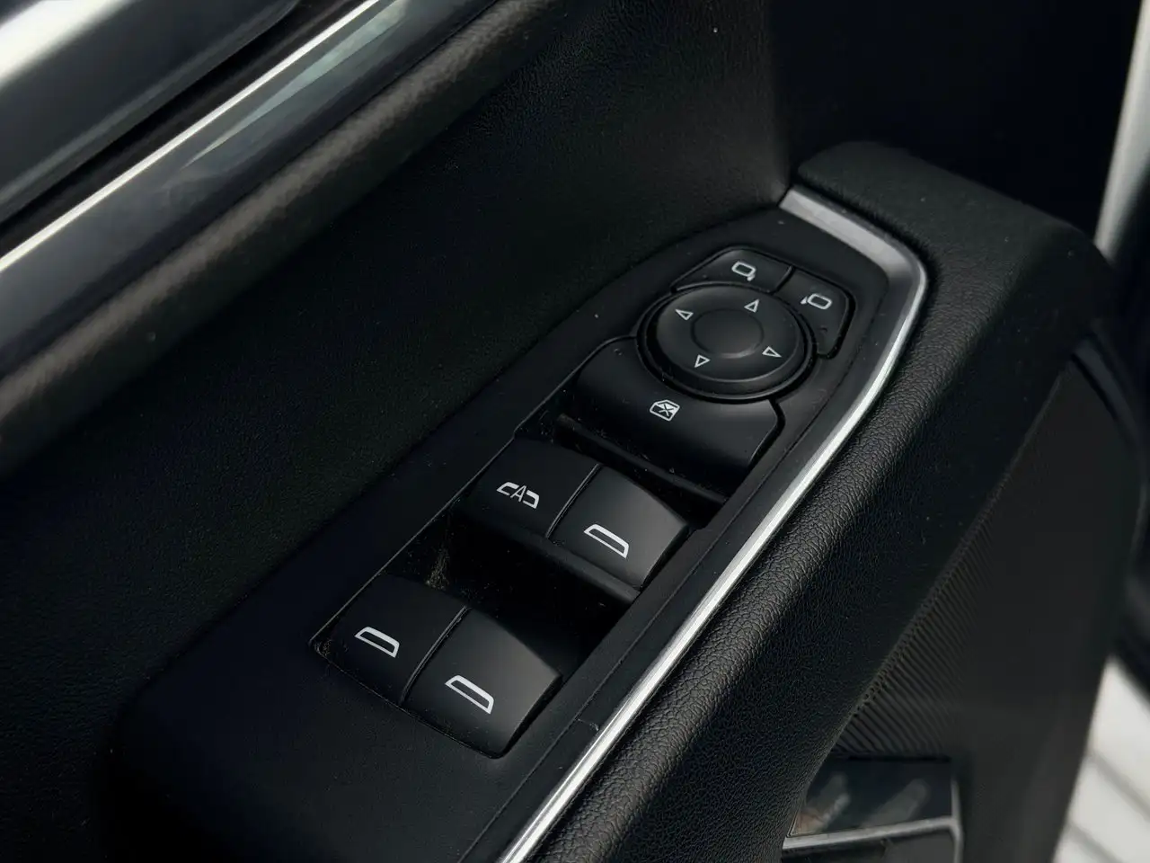 Chevrolet Silverado 1500 - Image 18
