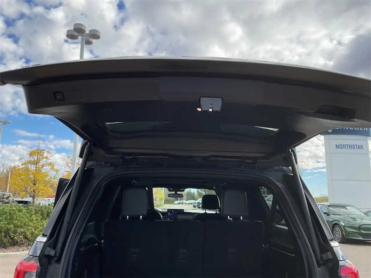Ford Expedition - Image 16
