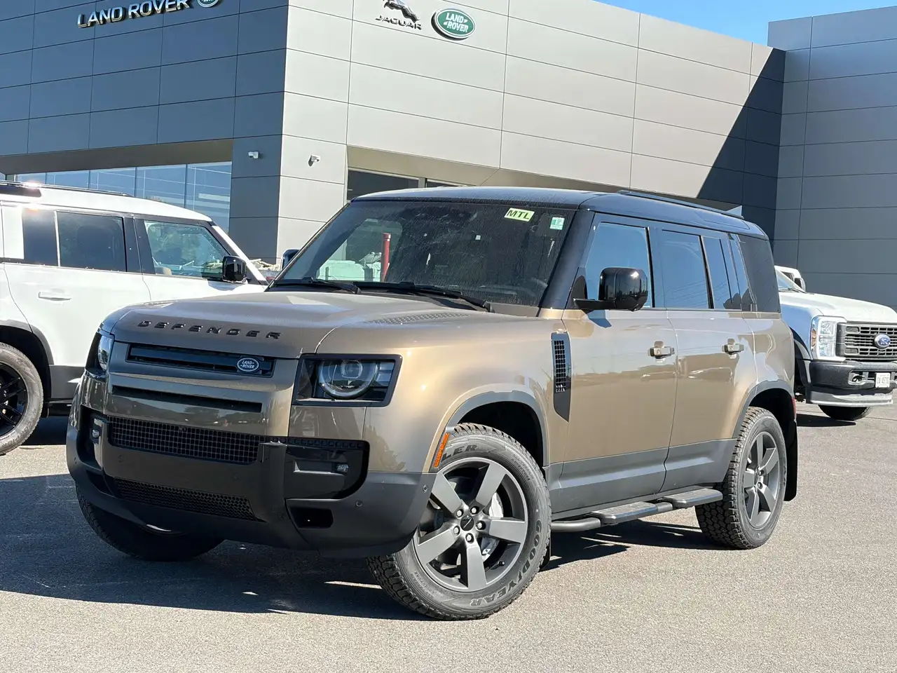 Land Rover Defender - Image 1