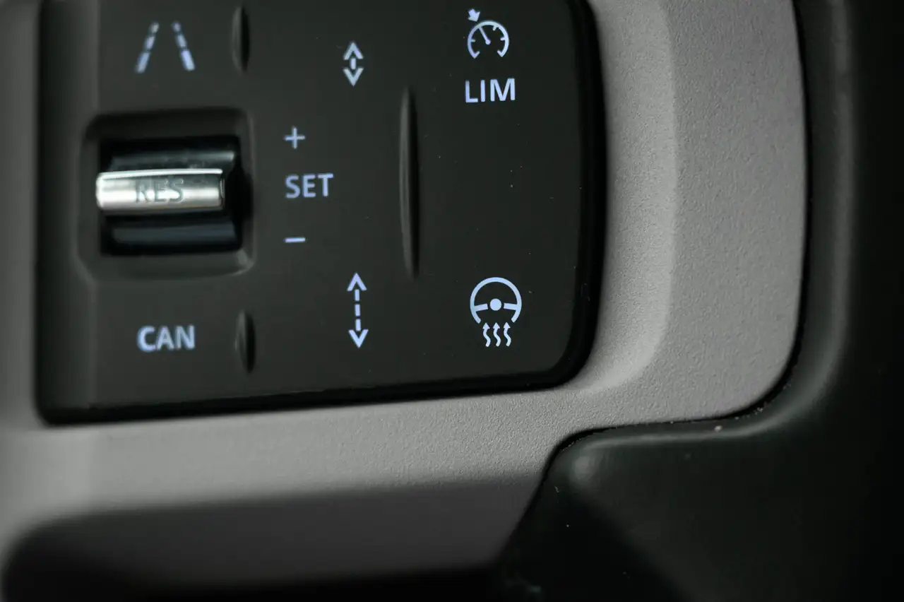 Land Rover Defender - Image 18