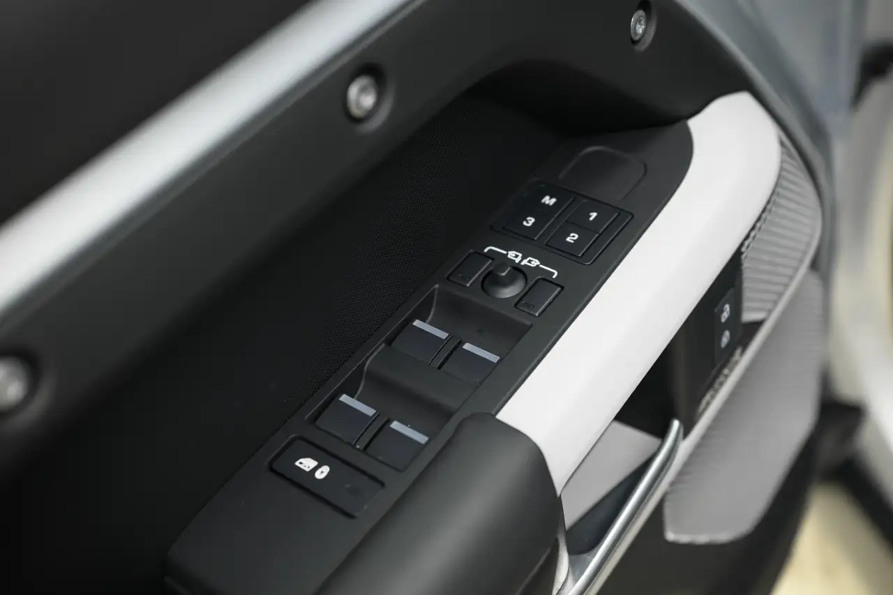 Land Rover Defender - Image 10