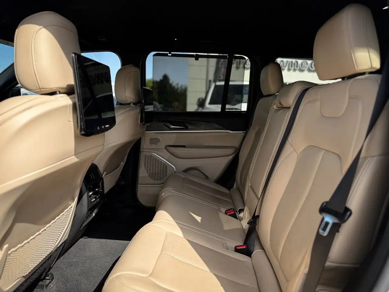 Jeep Grand Cherokee - Image 12