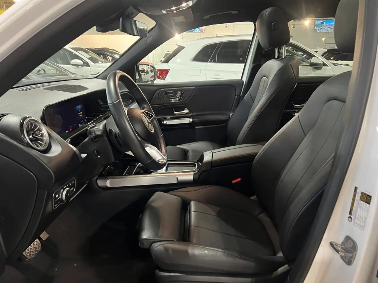 Mercedes-Benz GLB - Image 35