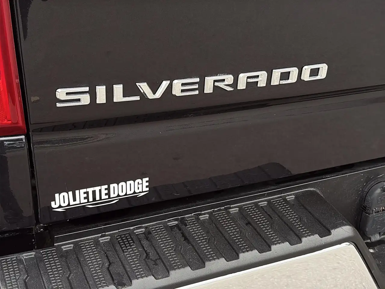 Chevrolet Silverado 1500 - Image 12
