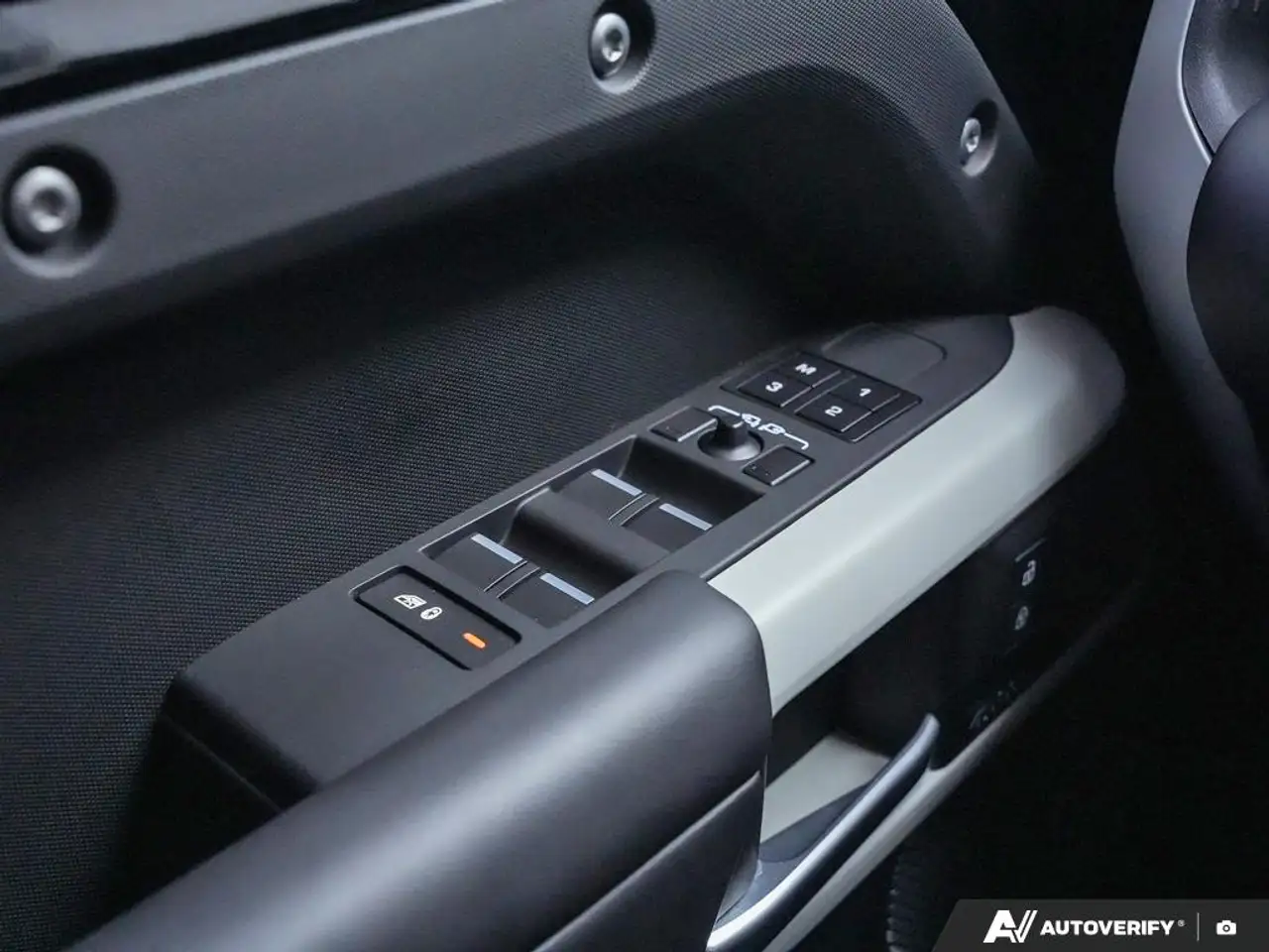 Land Rover Defender - Image 15