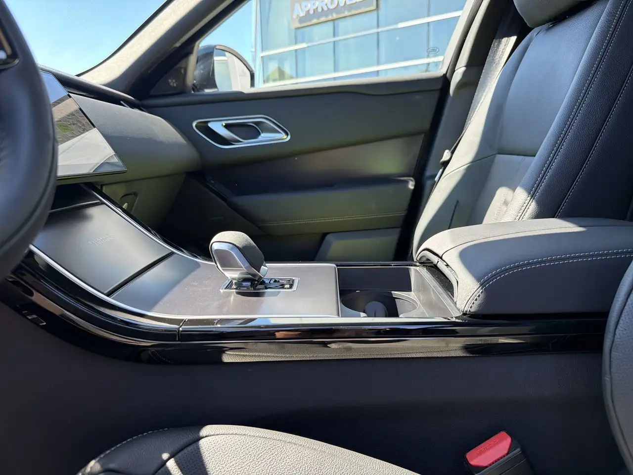 Land Rover Range Rover Velar - Image 18