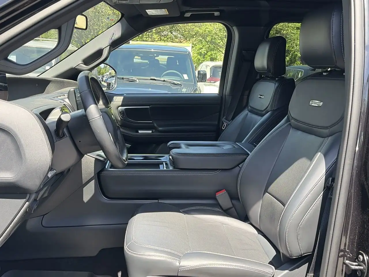 Ford Expedition - Image 19