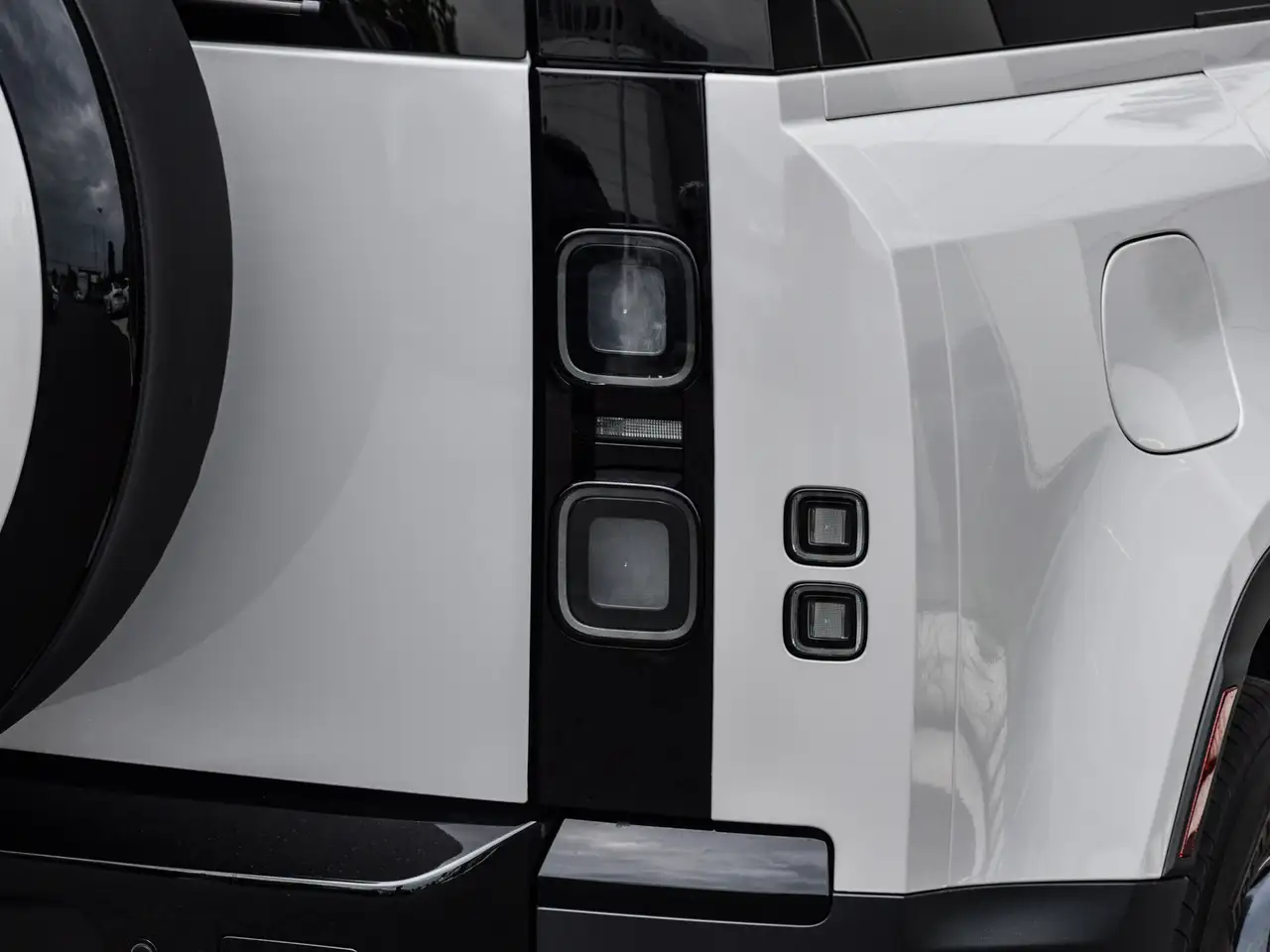 Land Rover Defender - Image 7